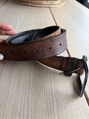 Levi’s Men's Distressed Brown Leather Belt with Classic Buckle